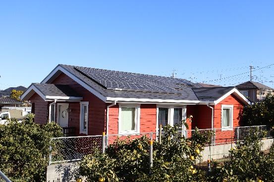 赤色の外壁に仕上がった住宅