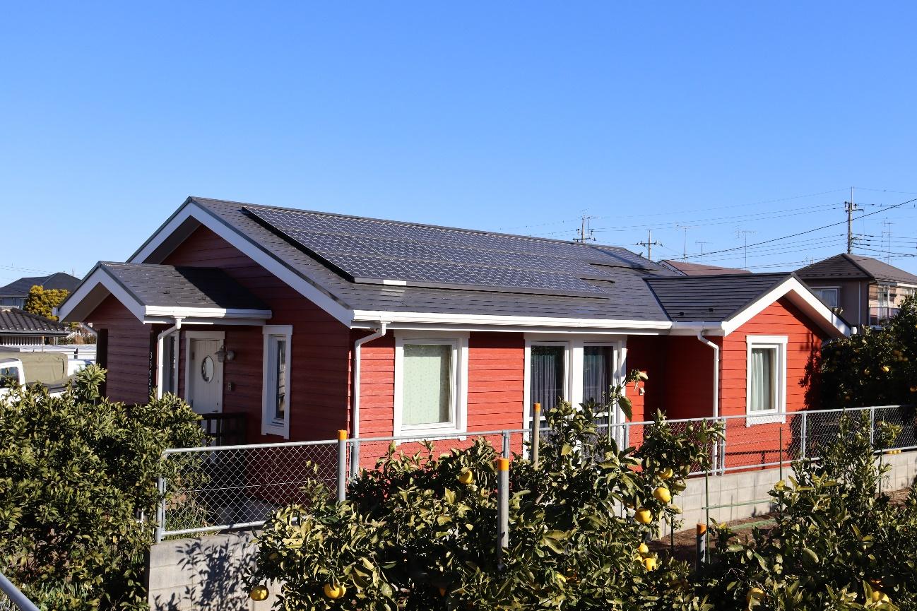 赤色の外壁に塗り替えた住宅