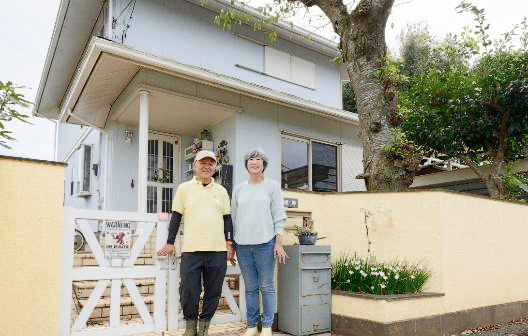 ご自宅の前に立つお施主様ご夫婦