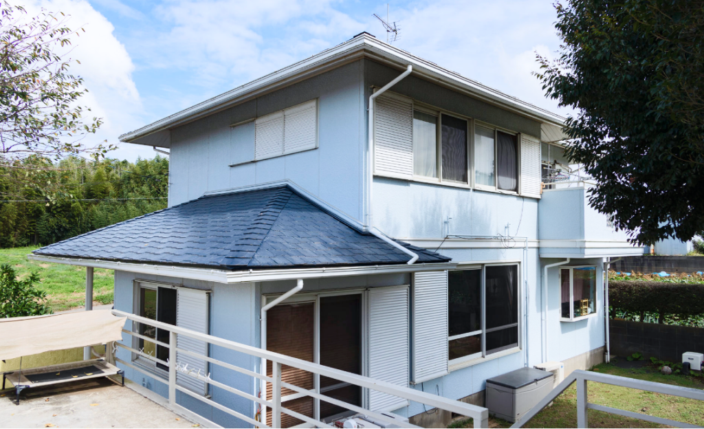 淡い青色の外壁に塗り替えた住宅
